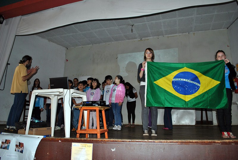 Students singing the national hymn during the opening of the exhibition. Batatais (São Paulo).