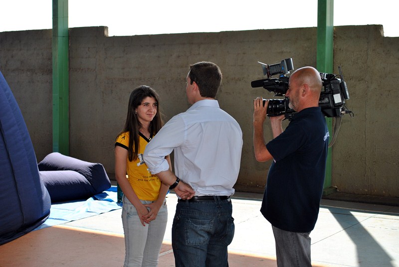 Students giving interviews to a local TV station. Students during the exhibit. São Lourenço do Turvo (São Paulo).